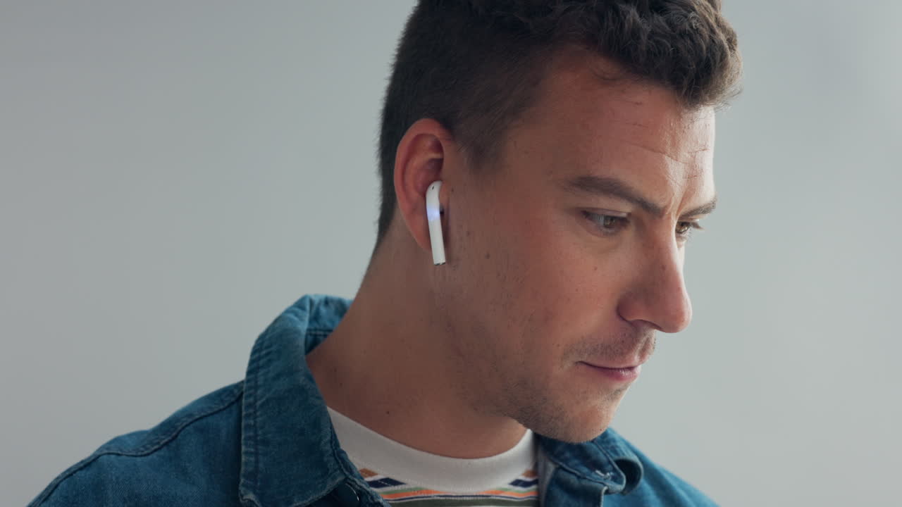 hombre con auriculares y sonriendo