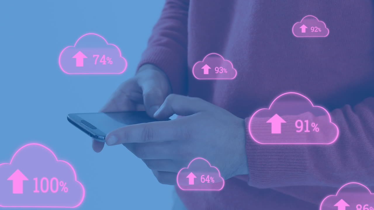 animación de nubes con flechas y porcentaje subiendo sobre el hombre caucásico usando un teléfono inteligente