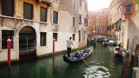 Venetian-Gondoliers-Sailing-Boats