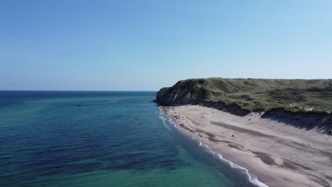 Los-Conocidos-Acantilados-De-Bulbjerg-En-El-Mar-Del-Norte-En-Dinamarca,-Con-Un-Clima-Increíblemente-Hermoso-Y-Una-Playa-De-Arena-Blanca-Y-Fina