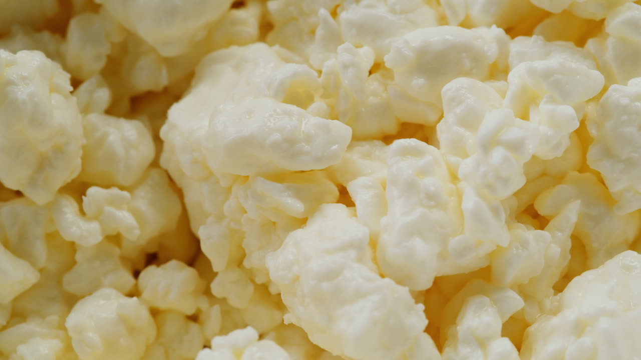 코티지 치즈와 신선한 우유, 요구르트, 요거트, 케피르, 아이란, 베리 과일과 함께 유리 잔에 라시, 프로바이오틱 냉동 발효 유제품 음료, 맛있는 아침 식사.