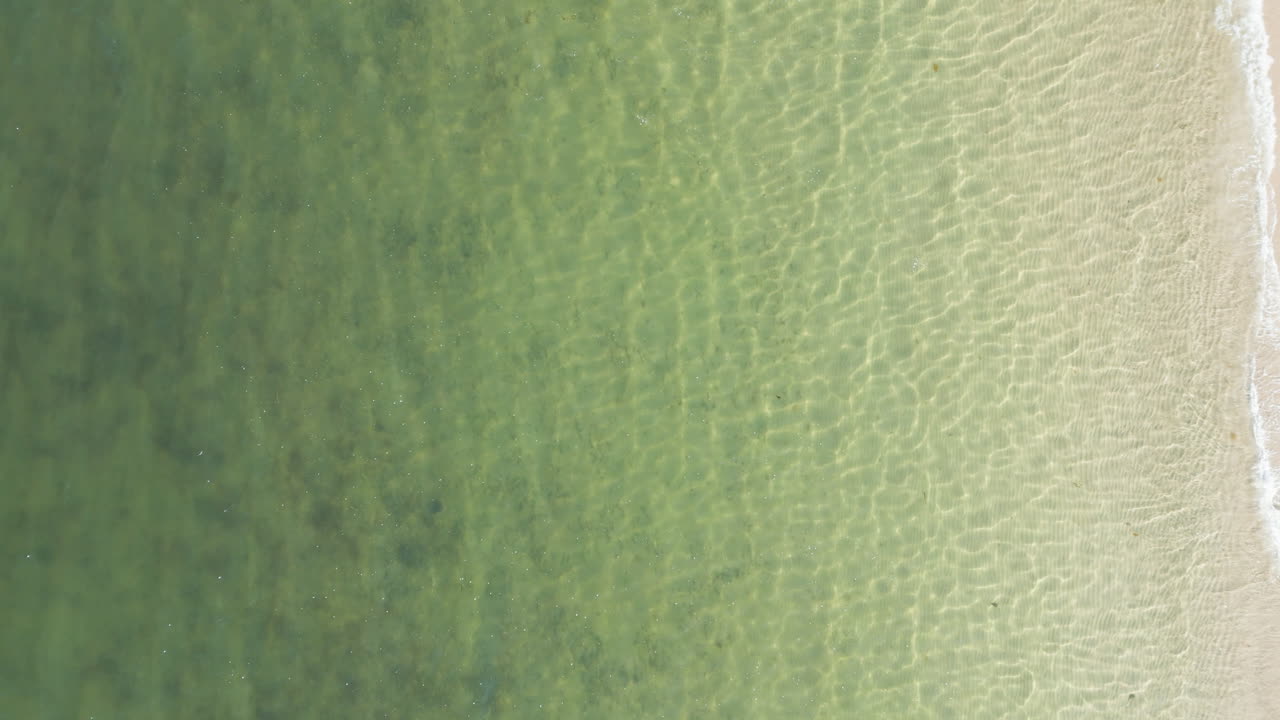 vista matutina de las olas onduladas en la superficie del océano en el estrecho de nantucket, massachusetts