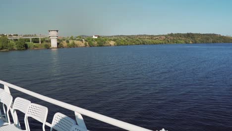 Un-Viaje-Relajante-En-Bote-En-Un-Hermoso-Lugar,-Río-Hd