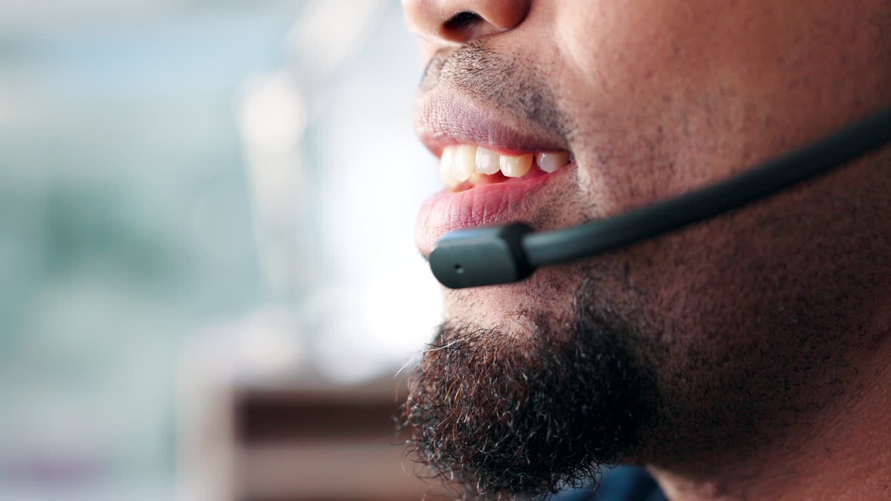 Call center, uomo che parla al microfono