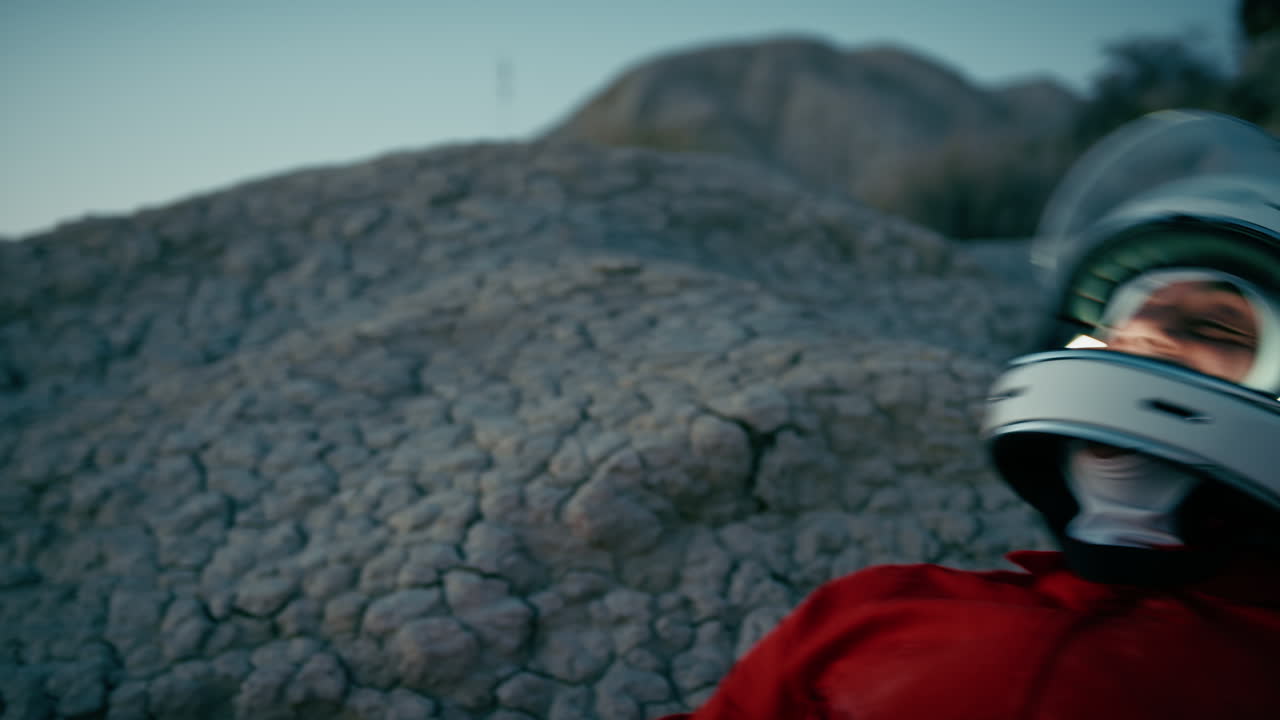 우주비행사는 새로운 행성에서 물을 발견한 것에 대해 기게 웃습니다.