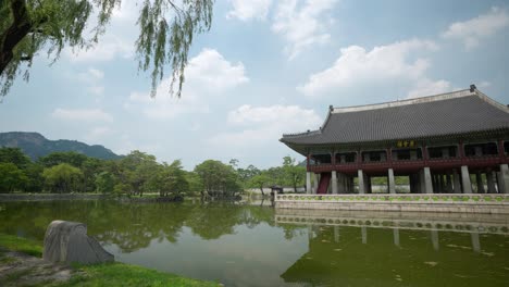 Pabellón-Gyeonghoeru-Contra-El-Cielo-Nublado-Y-La-Montaña-Inwangsan-En-El-Palacio-Gyeongbokgung-Durante-El-Día