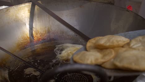 インドの屋台の食べ物を準備する男