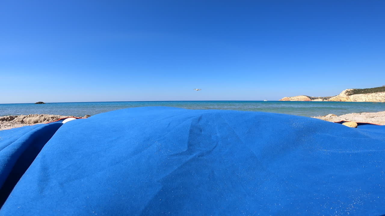 드론은 출발점에서 지중해를 향해 날아가고, 여름에는 그리스로 날아갑니다.