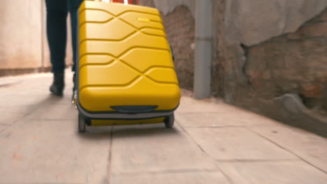 mujer rodando una bolsa de carretilla