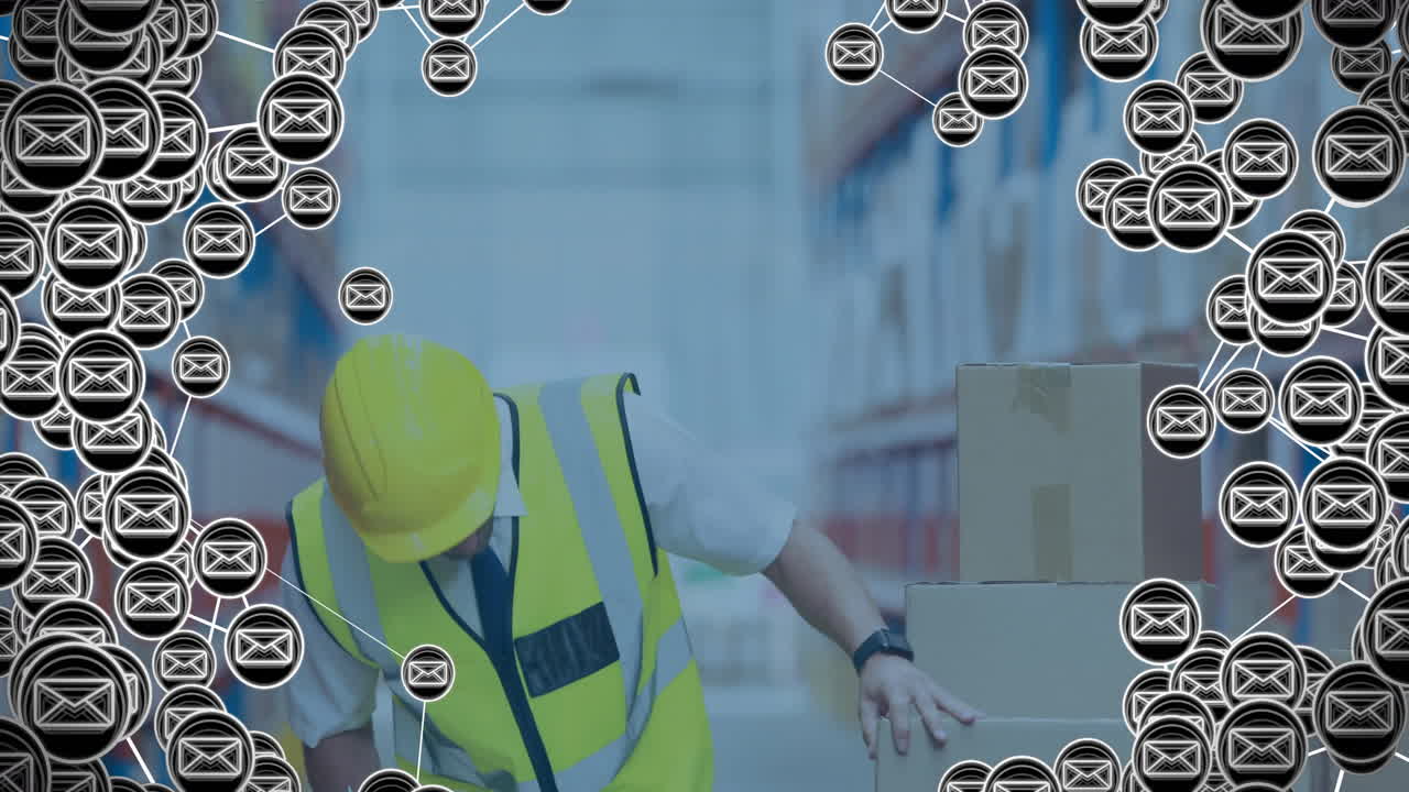 창고에서 백인 남성 노동자 위에 봉투 아이콘의 애니메이션