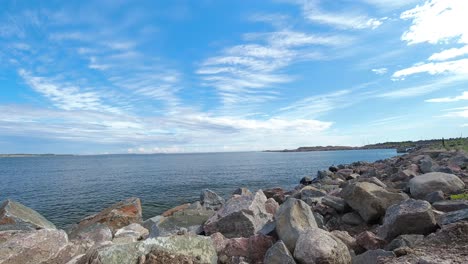 Zeitraffer-Von-Wolken,-Die-Am-Himmel-über-Einem-See-Rollen