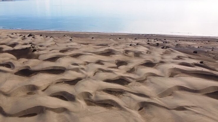 Deserto di dune di sabbia con vista mare a Maspalomas, Gran Canaria