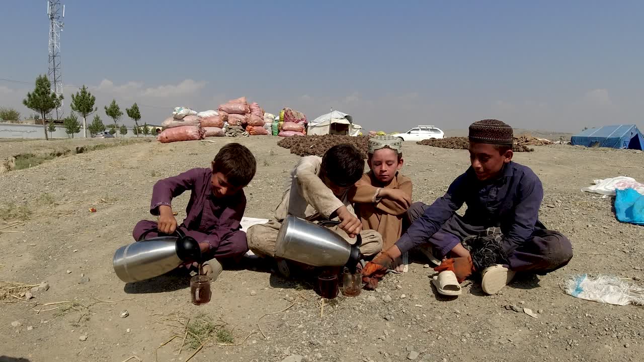 소년들의 즐거운 검은 차 순간