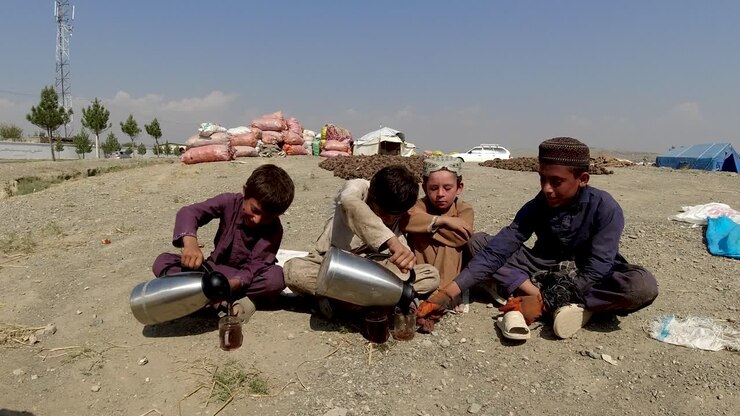 i momenti gioiosi del tè nero dei ragazzi