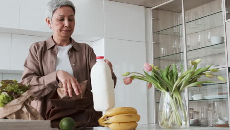 mulher sênior na cozinha.