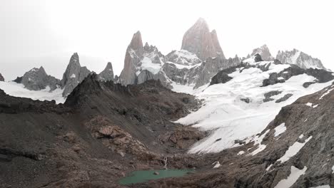 imágenes de drones en fitz roy, la montaña más icónica de la argentina