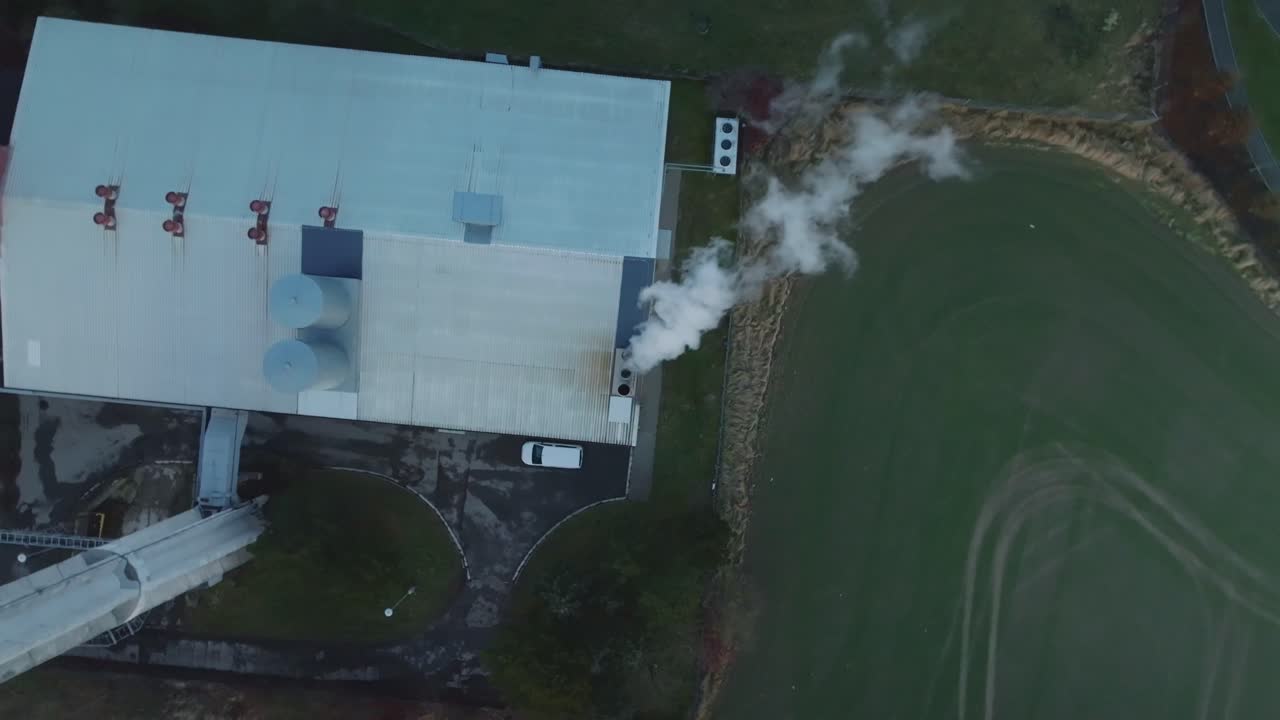 전기와 열을 생산하는 석탄 연소 공장의 조감도