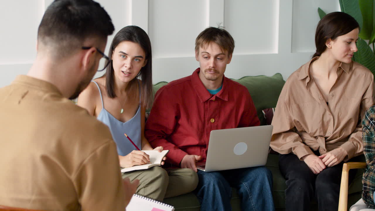 공원에서 명상을 하며 잔디에 앉아 있는 두 명의 아름다운 금발 운동복을 닫습니다