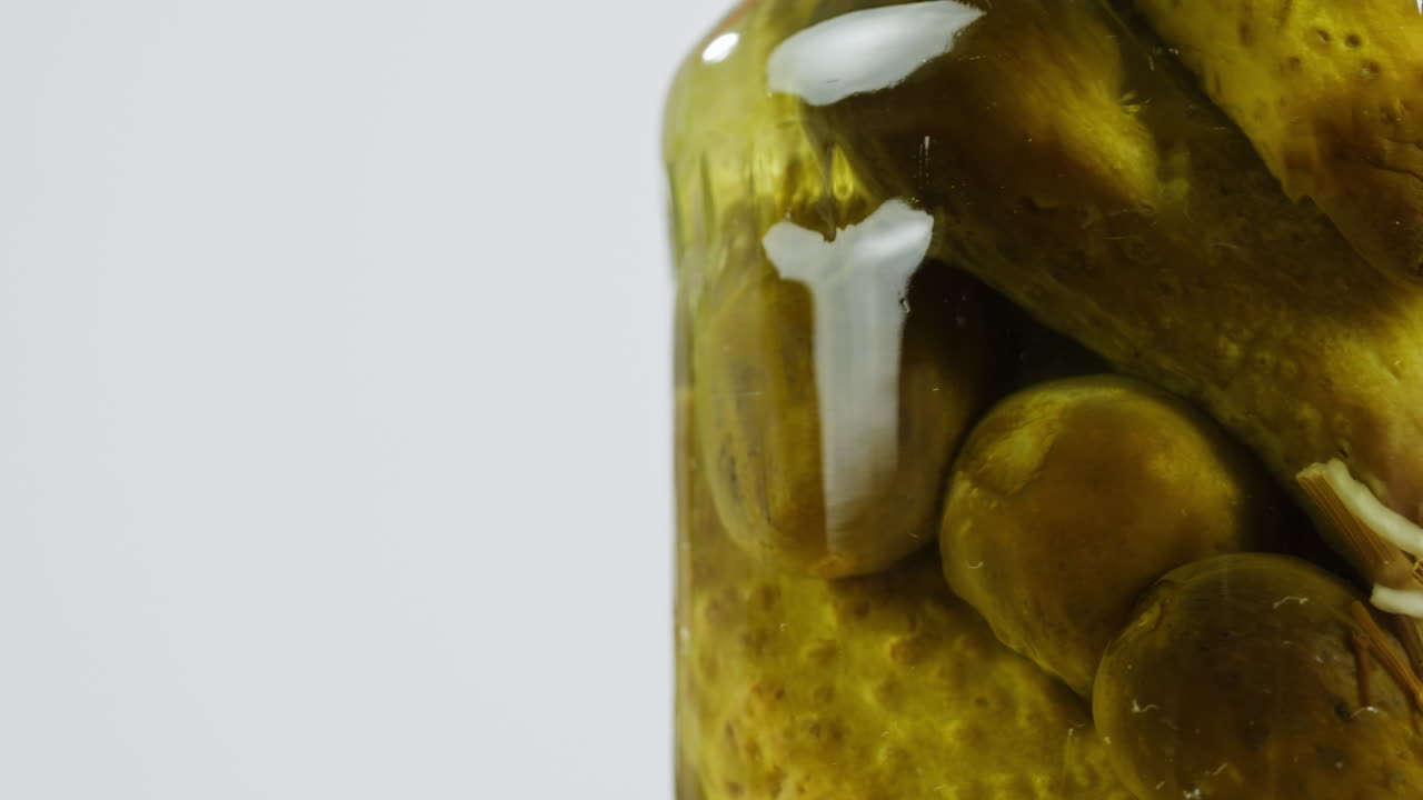 항아리에 절인 오이