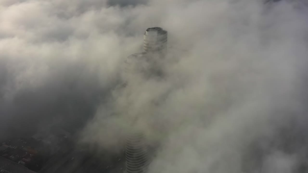 구름 을 고 있는 고층 건물