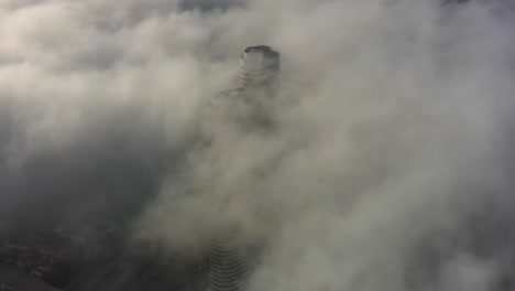 un edificio de gran altura atravesando las nubes