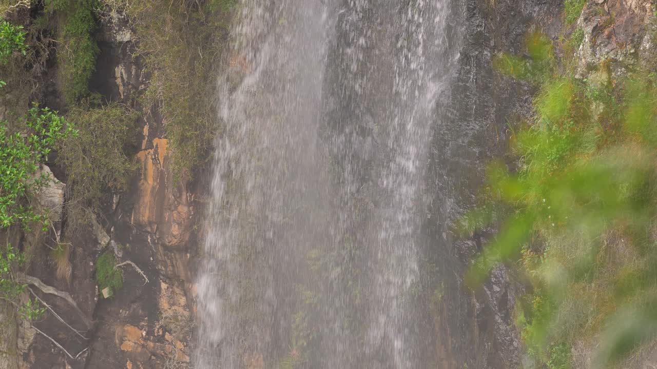vista de las cataratas purling brook en el parque nacional springbrook, interior de la costa dorada, queensland, australia