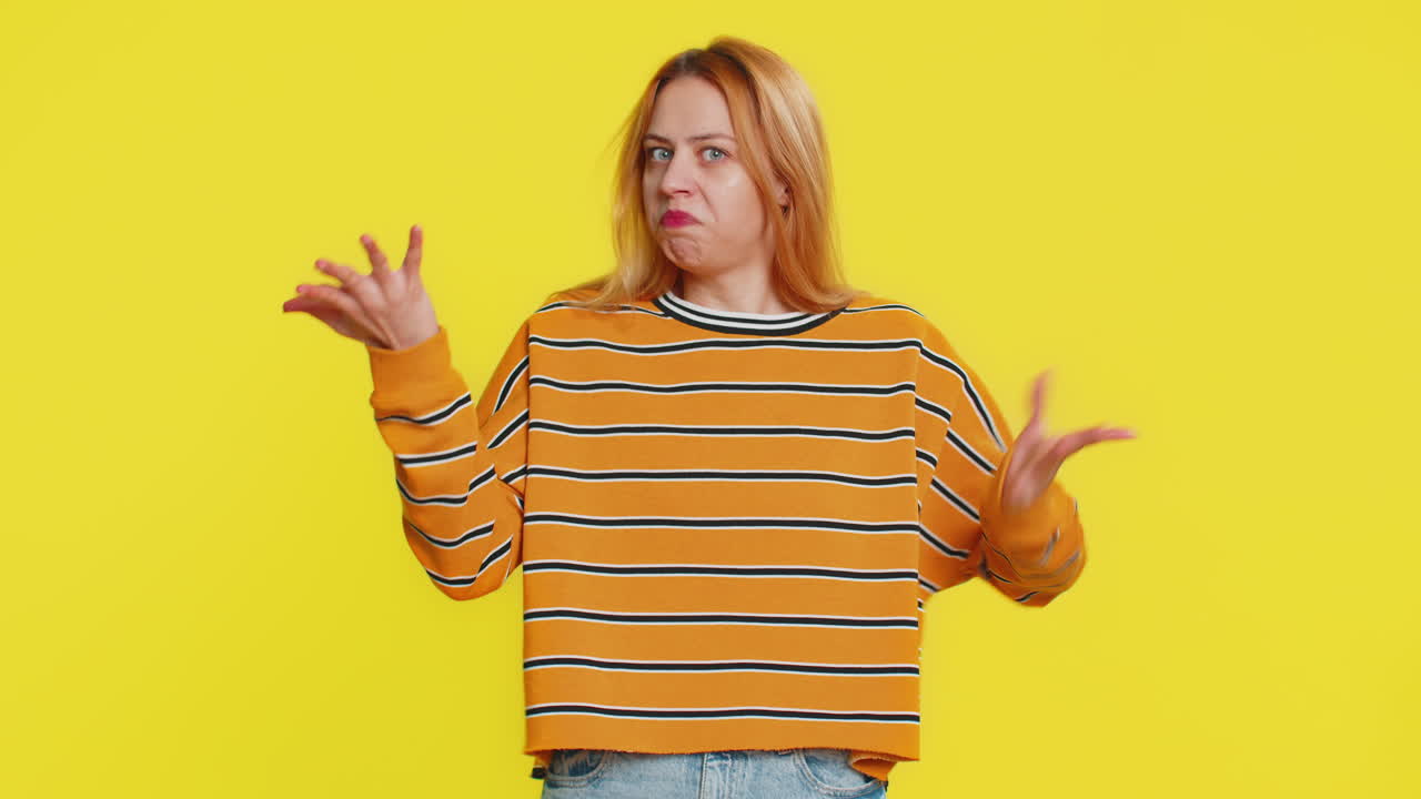 mujer enojada preguntando por qué qué razón del fracaso irritación incredulidad por problemas conflicto pelea