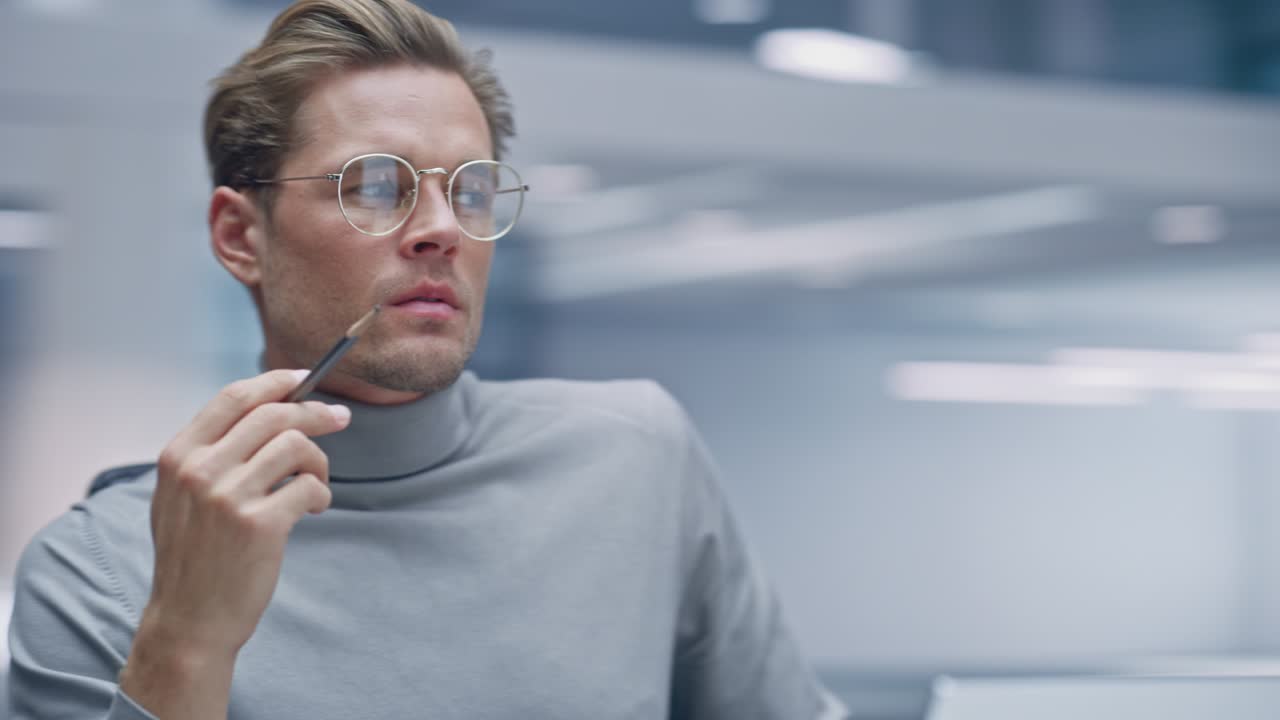 oficina de 360 grados: hombre de negocios reflexivo sentado en su escritorio trabajando en una computadora portátil, encontrando soluciones a problemas. empresario digital trabajando en una startup de comercio electrónico. seguimiento de movimientos disparado