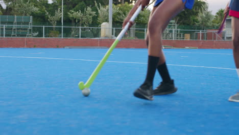 un grupo joven de estudiantes de hockey jugando un activo