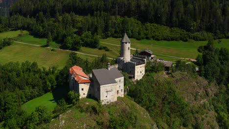 palacio en la cima de una colina con un paisaje natural pintoresco cerca de vipiteno en trentino-alto adige, italia