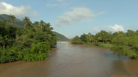 Exuberante-Vegetación-Que-Rodea-El-Río-Tuito-En-Yelapa,-Jalisco,-México---Toma-Aérea-De-Drones