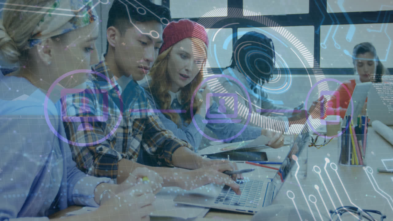 animación del procesamiento de datos en pantalla digital sobre diversos compañeros de trabajo femeninos y masculinos