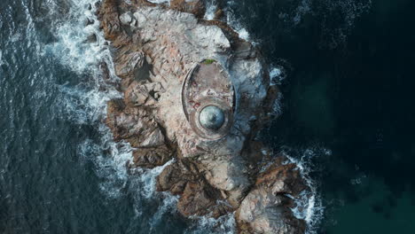 vista aérea de un faro en una isla rocosa