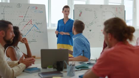 personas multiétnicas haciendo lluvia de ideas en la oficina moderna