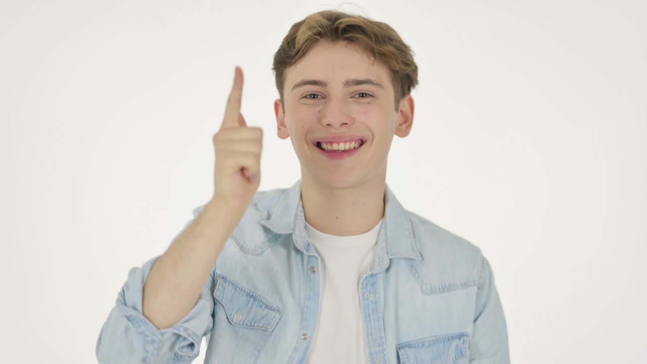 생각 많은 젊은이가 색 배경에 대해 생각하고 아이디어를 얻습니다.