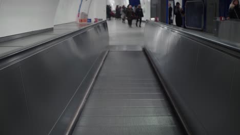 Rolltreppenplattform-In-Der-U-Bahn-Und-Nicht-Erkennbare-Personen.