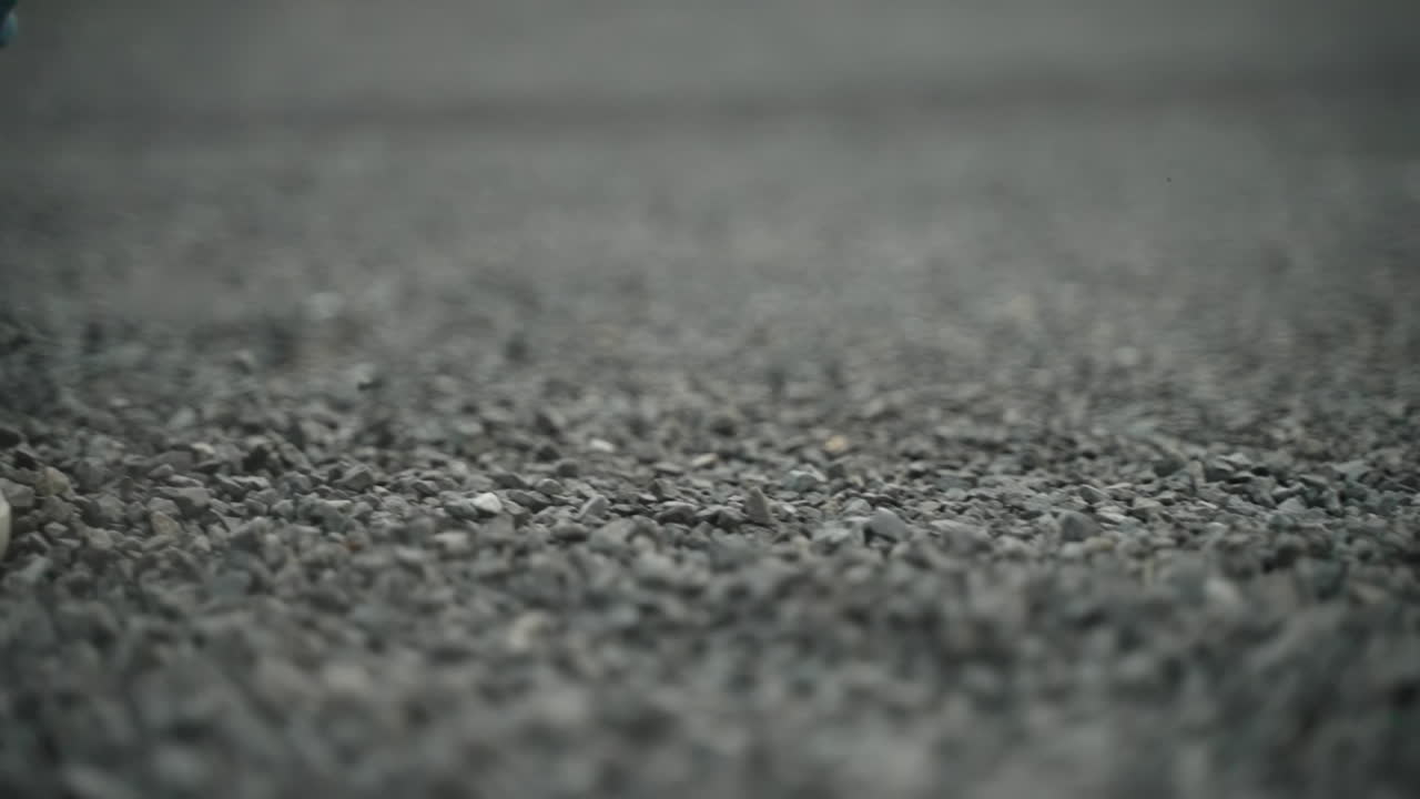 슈퍼 슬로우 모션으로 작은 돌을 걷는 여자의 신발