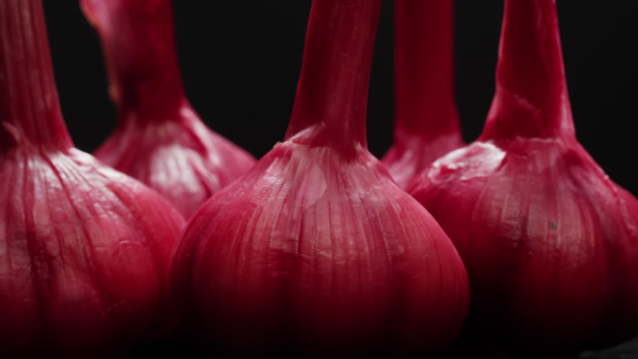 ajo entero fermentado, verduras encurtidas fermentadas. imágenes de alta calidad en 4k