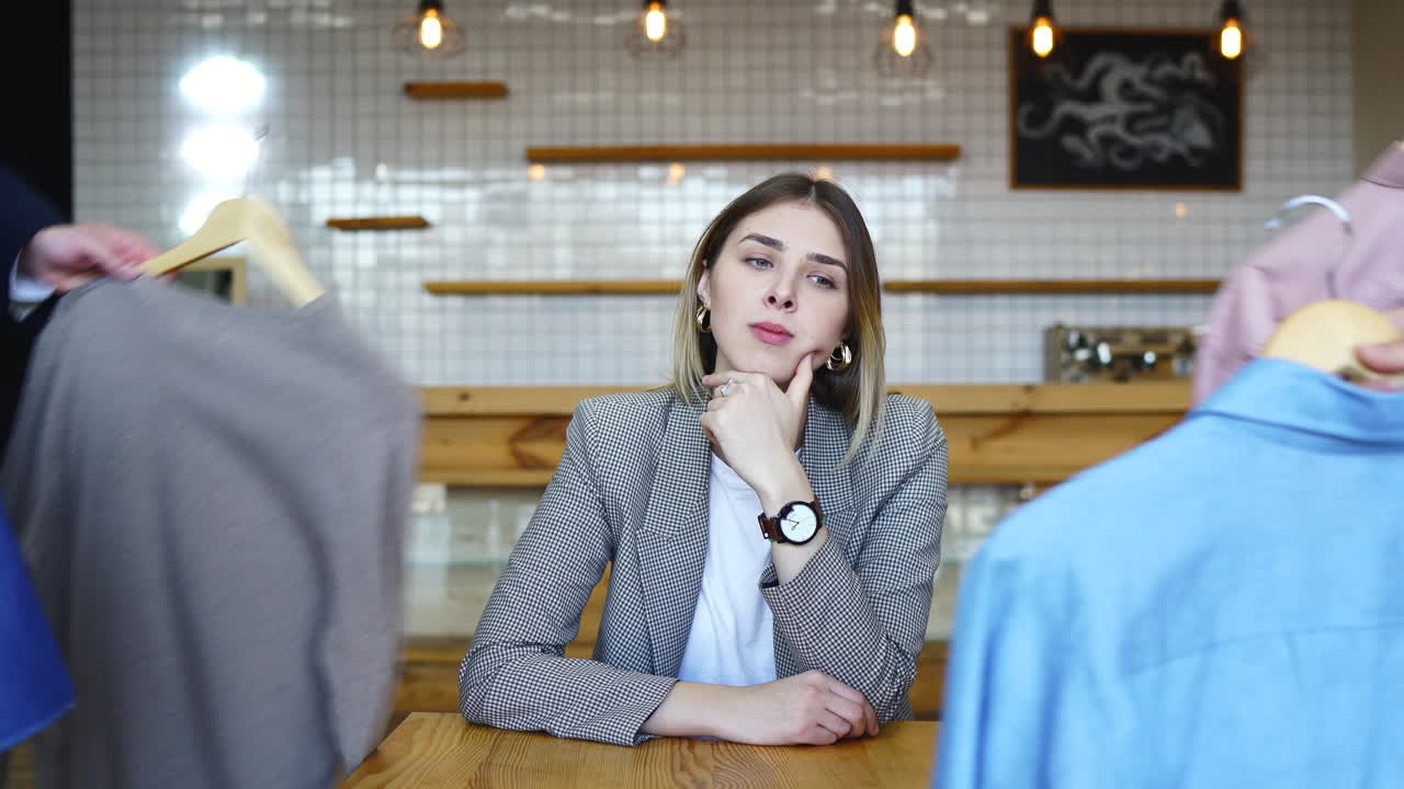mujer probando ropa en una tienda