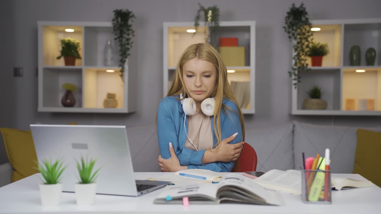 la estudiante fría está temblando.