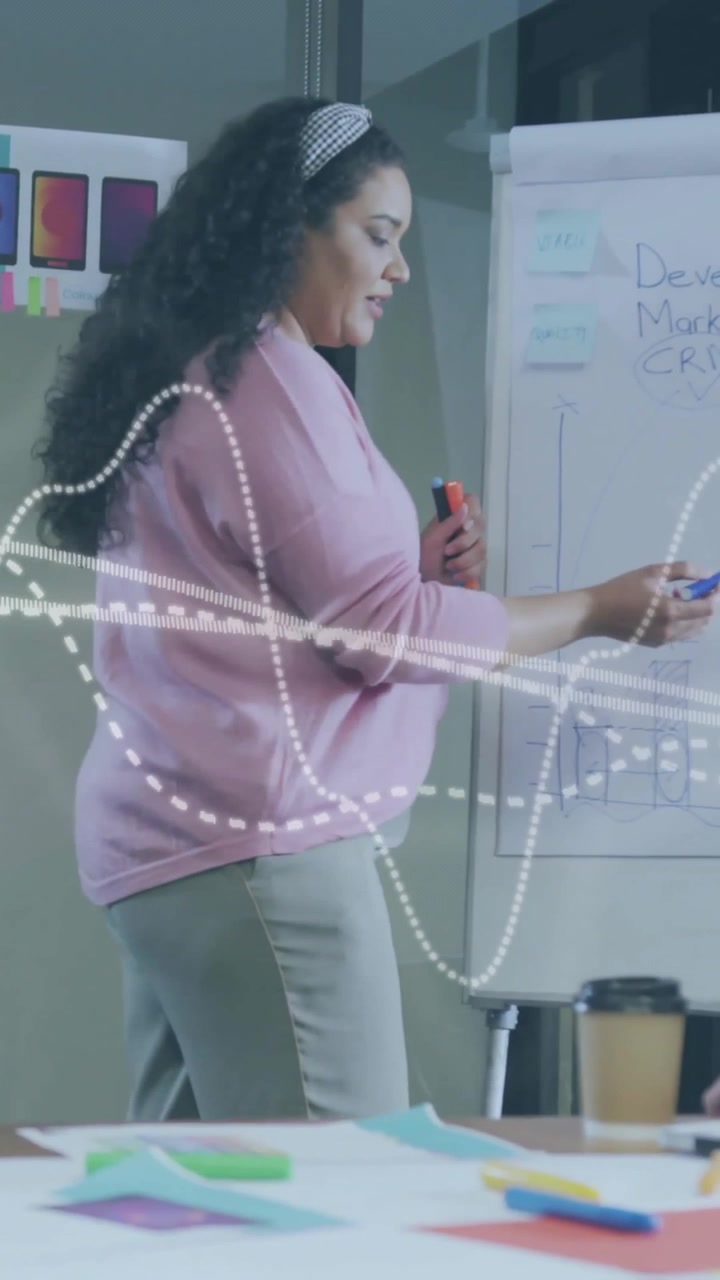 Animazione di diagramma su colleghi diversi in riunione in ufficio.