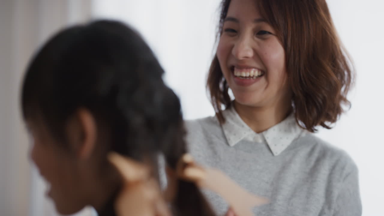 행복한 아시아 가족 집에서 춤을 추고 어머니는 딸과 함께 재미있는 춤을 즐기고 재미있는 주말을 함께 4k 영상으로 즐기고 있습니다.