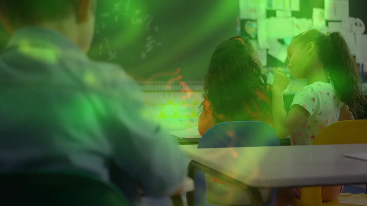 Ragazza in bianco che sussurra un segreto a una compagna di classe, innescando un'animazione a spirale verde in un'aula didattica