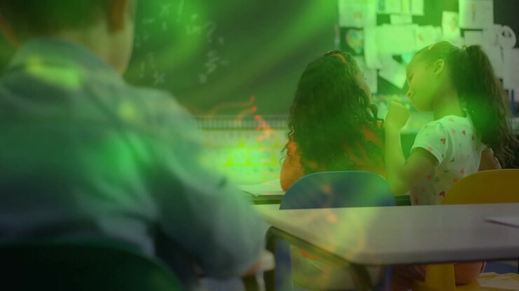 Ragazza in bianco che sussurra un segreto a una compagna di classe, innescando un'animazione a spirale verde in un'aula didattica