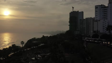 Luftaufnahme-Des-Sonnenuntergangs,-Aufgenommen-An-Der-Küste-Von-Costa-Verde-In-Der-Stadt-Lima-In-Peru