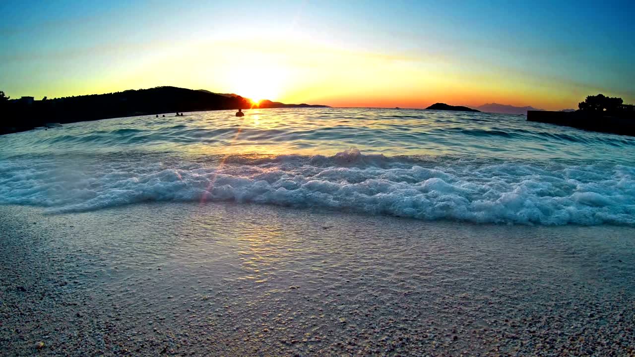 increíble puesta de sol en el mar. bucle hd