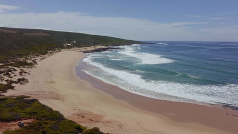 áfrica del sur todavía bahía playa vacía avión no tripulado playa cinematográfica pequeña ciudad de surf ruta jardín jeffreys bahía olas estrellándose agua azul verde océano tarde en la mañana tarde hacia abajo pan up movimiento