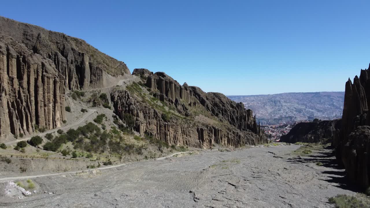 vuelo bajo en un impresionante paisaje geológico, valle de las animas, bol
