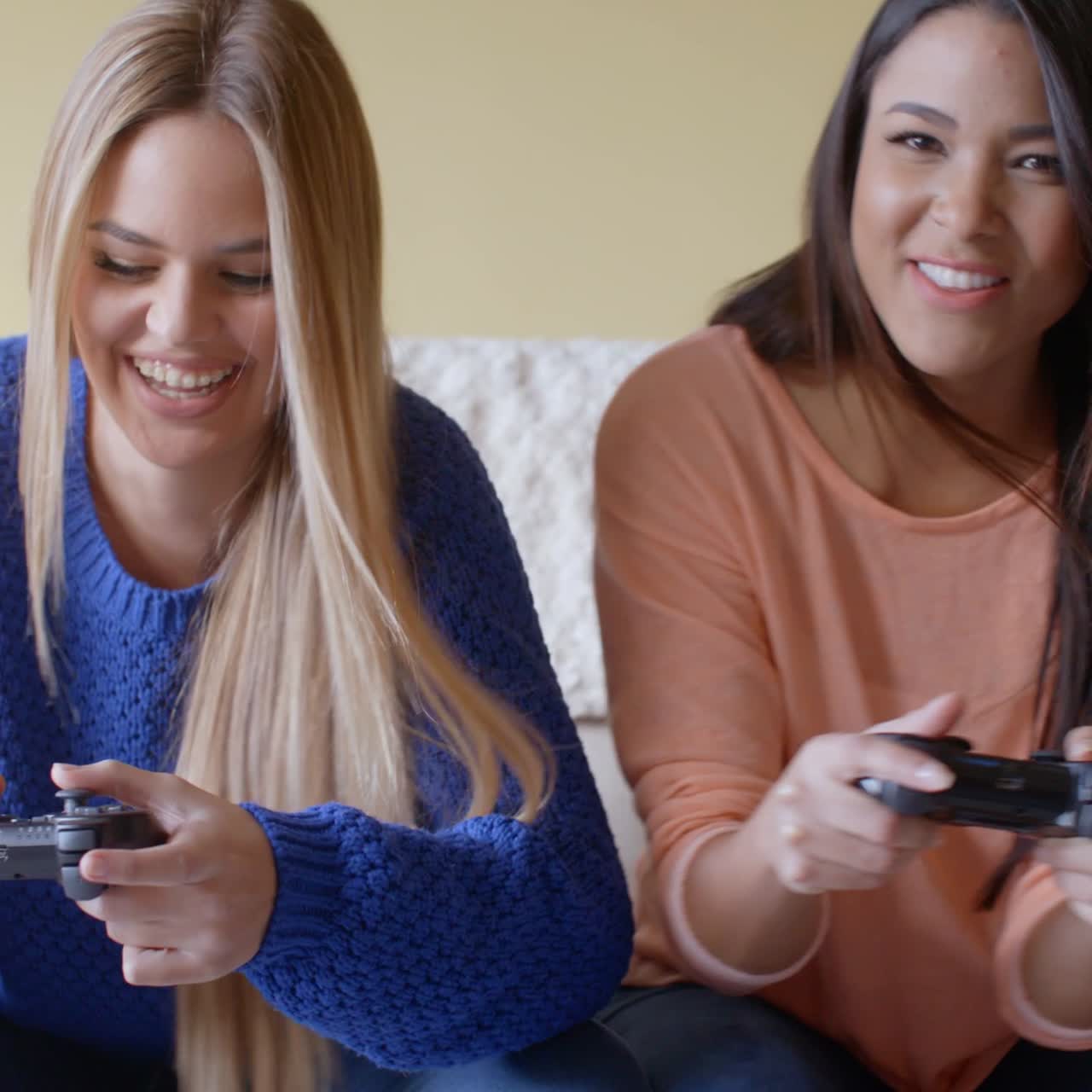 chicas emocionadas jugando videojuegos en casa