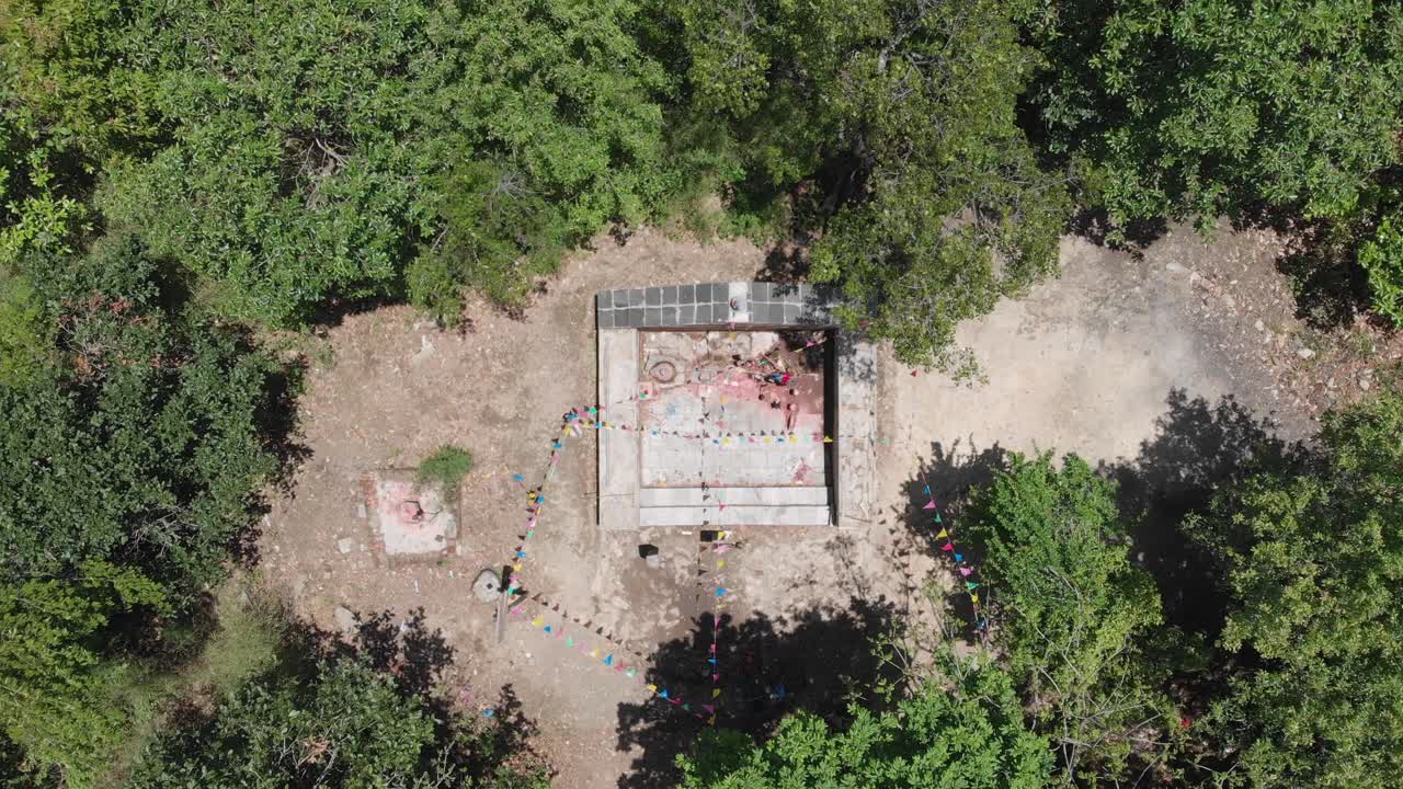 vista aérea desde un dron sobre el templo de champa devi en las montañas alrededor de katmandú, nepal